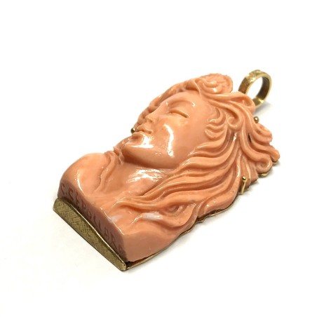 Coral and 18 kt gold pendant