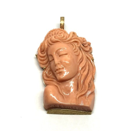 Coral and 18 kt gold pendant